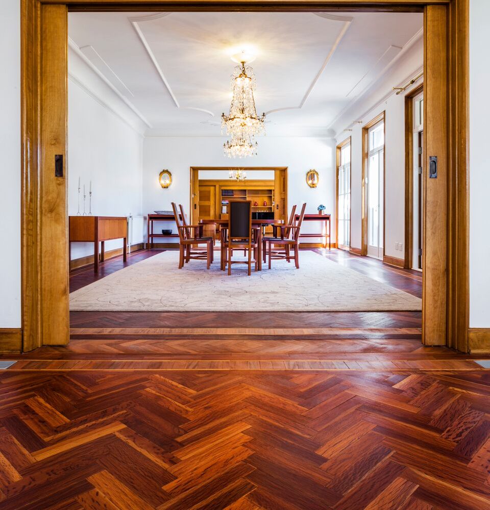 Synteko kvaliteetsed parketilakid, põrandalakid, põrandaõlid, põrandaõli rullid. Võta ühendust