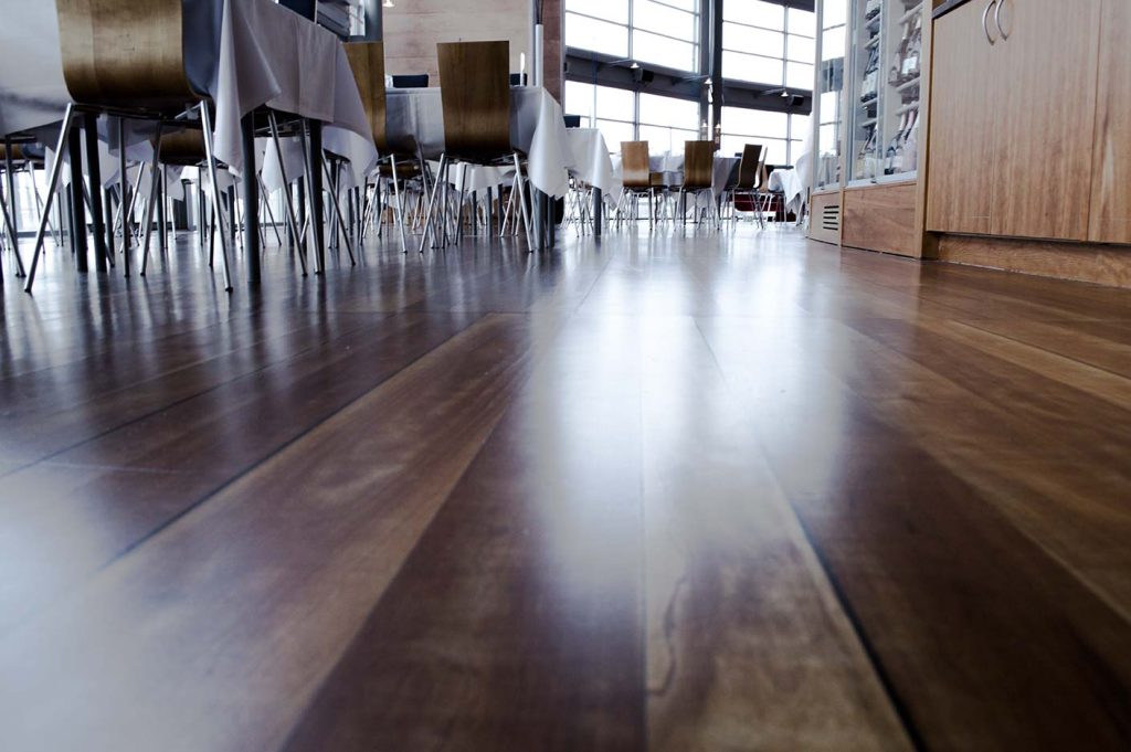 Põranda hooldus Göteborgi ooperimajas – Synteko Re-Cover hooldusõli