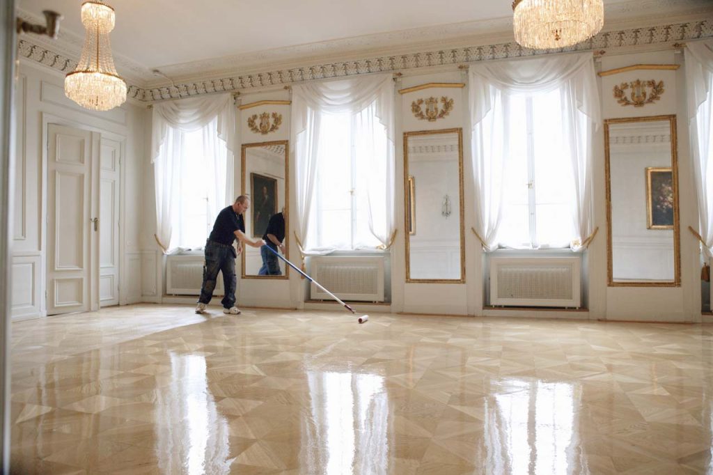 Tessini palee – lakitud puitpõrand Synteko Nova Best 20 (20 läike), Synteko Newshine hooldusemulsioon